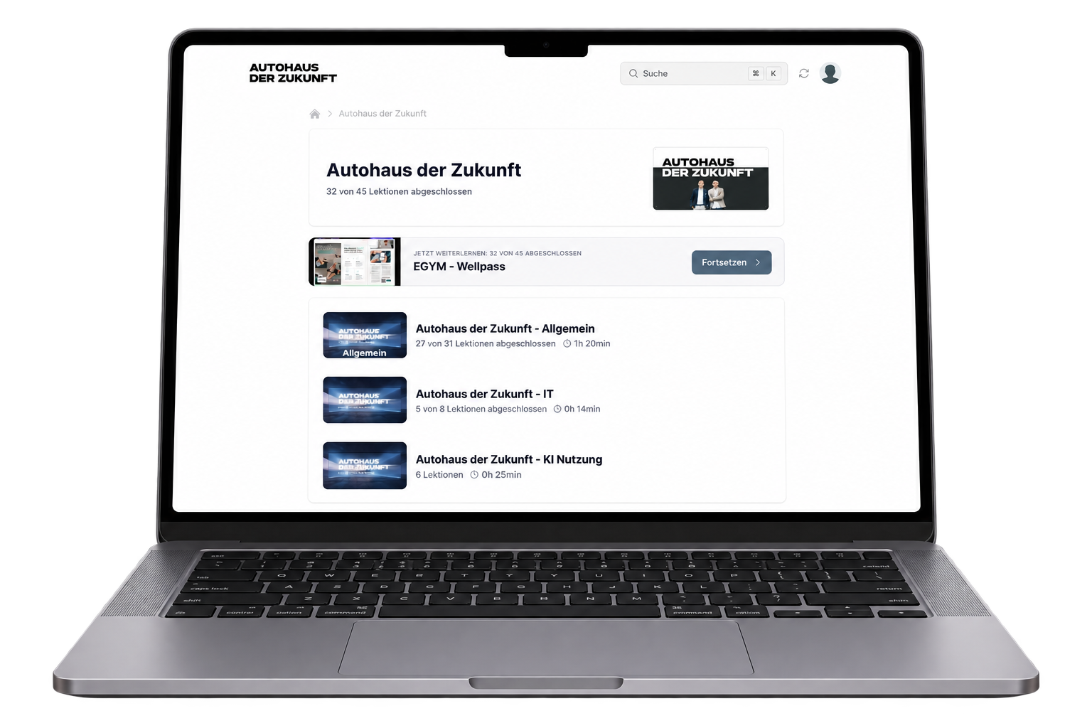 Die digitale Learning Suite von RWKMP® auf einem MacBook: Kursübersicht „Autohaus der Zukunft“ mit Lernfortschritt.
